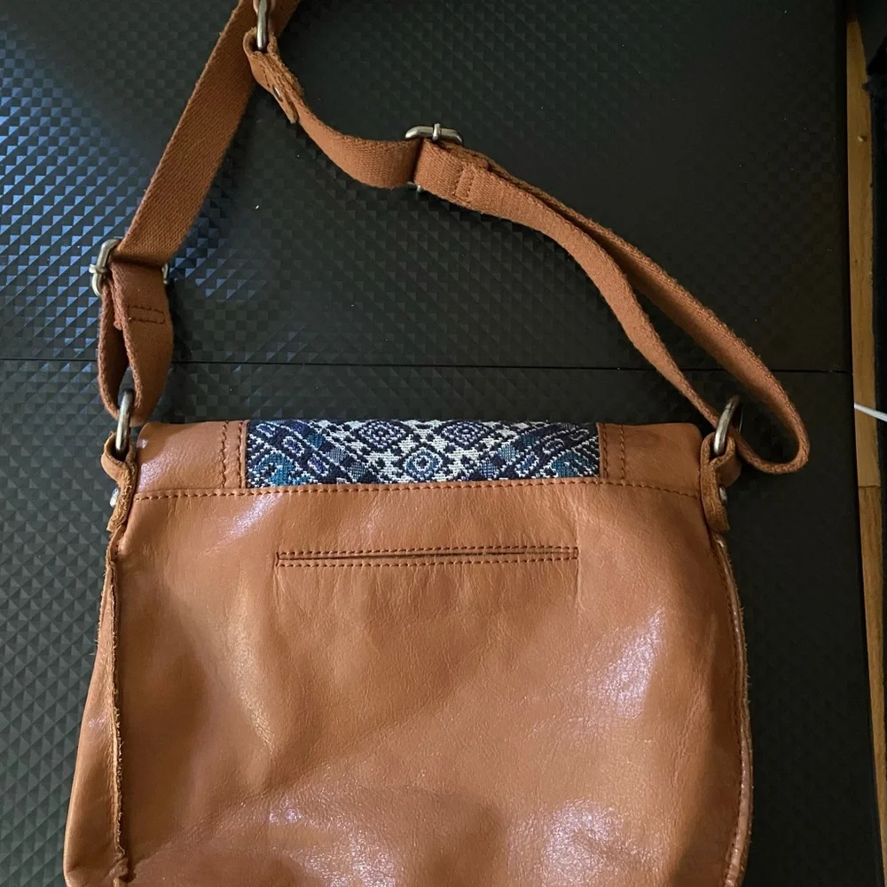 The Sak Handbag LeatherShoulderBag Camel Brown Purse Tote with crochet design - Picture 2 of 3